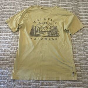 Men’s Mountain HardWear Graphic Tee Shirt Size Small in EUC